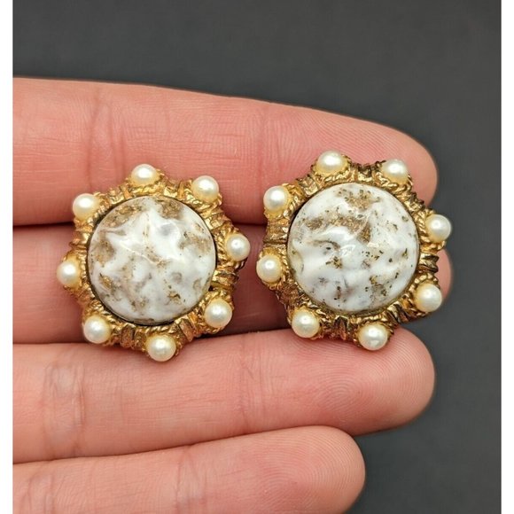 Vintage KRAMER Textured Marbled White Gold Faux Pearl Cluster Clip On Earrings - Picture 4 of 9